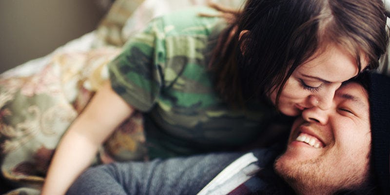 Пара живет вместе. Счастливая пара в квартире. Couple live. Семья на кухне. Couple live.