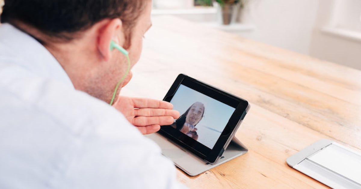 4 Signs You Should Keep Your Relationship Long-Distance (For Now)