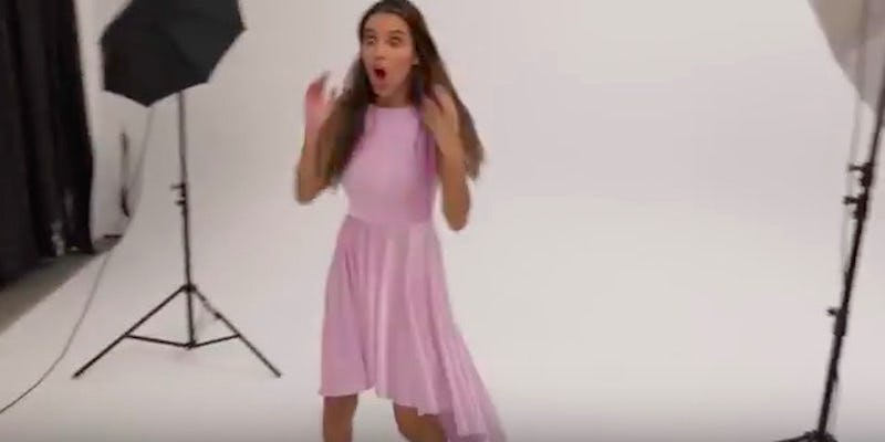 No One Can Tell If This Color Changing Dress Is Fake Or Not Effy Moom Free Coloring Picture wallpaper give a chance to color on the wall without getting in trouble! Fill the walls of your home or office with stress-relieving [effymoom.blogspot.com]