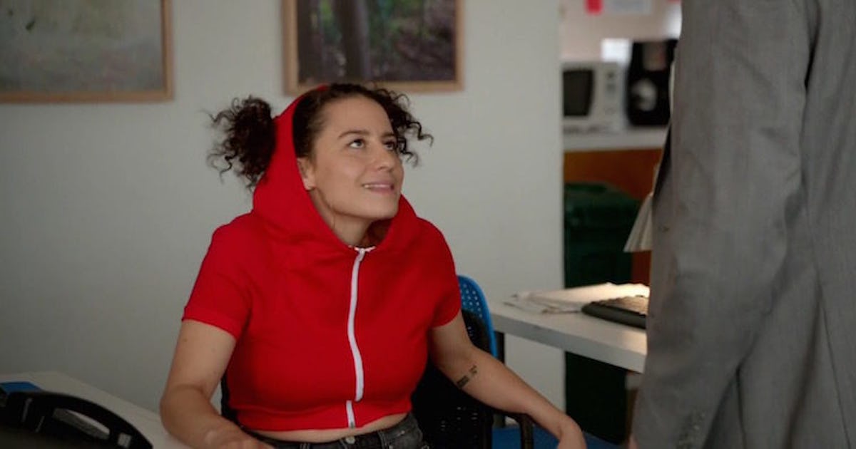 Why Do People Perceive Single Attractive People as Weird? Psychology Explained