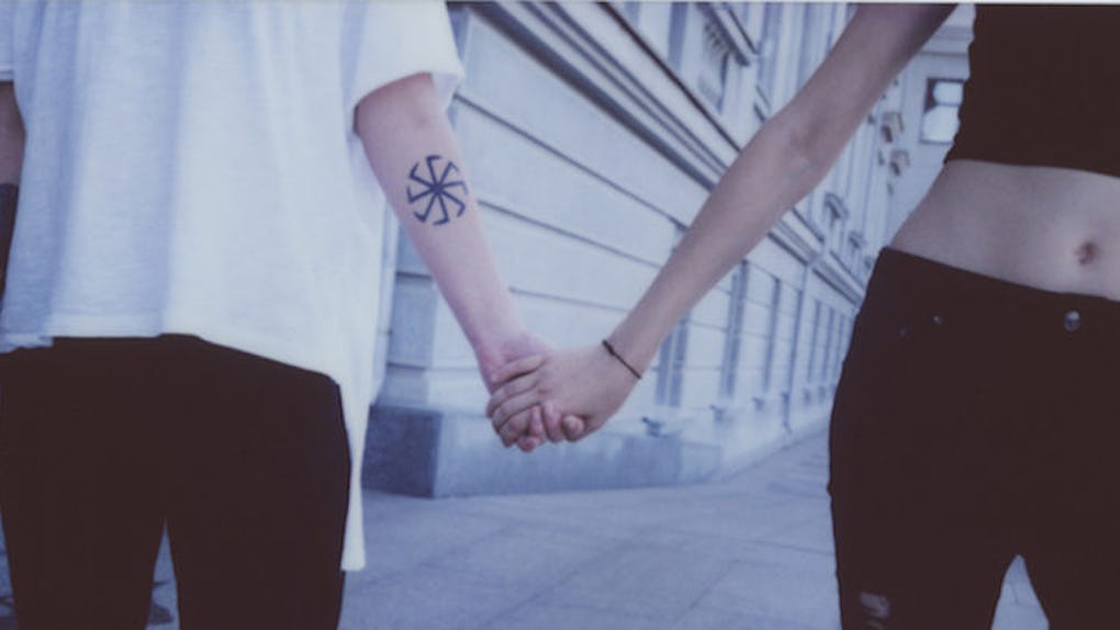 What Holding Hands Reveals About Your Relationship What Holding Hands Reveals About Your Relationship