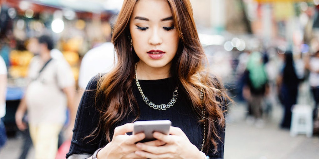 How Long Should You Text Before Having A First Date? Experts Weigh In