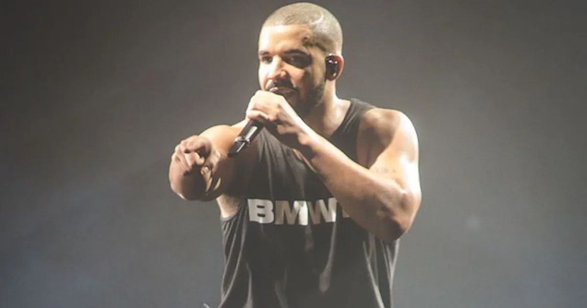 Drake Rapper Face Mask Drake Wears A Kanye West Mask During His Concert