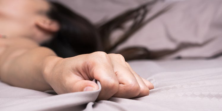 Here are the signs a woman is climaxing.