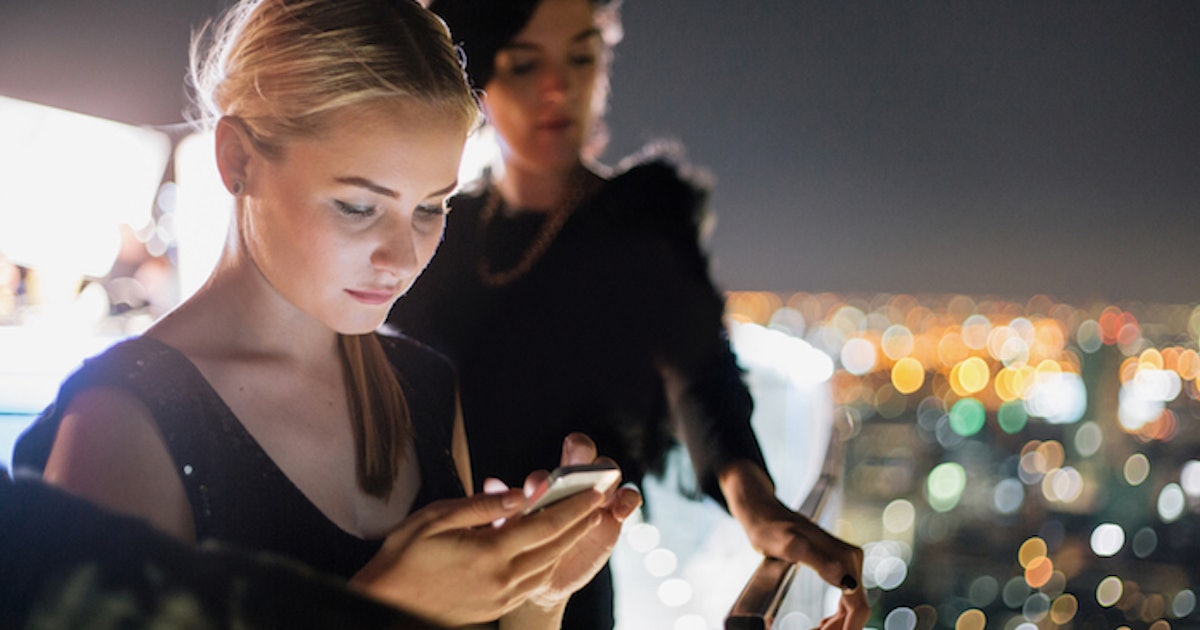 What Is Phubbing You Ve Definitely Already Done This Dating Trend