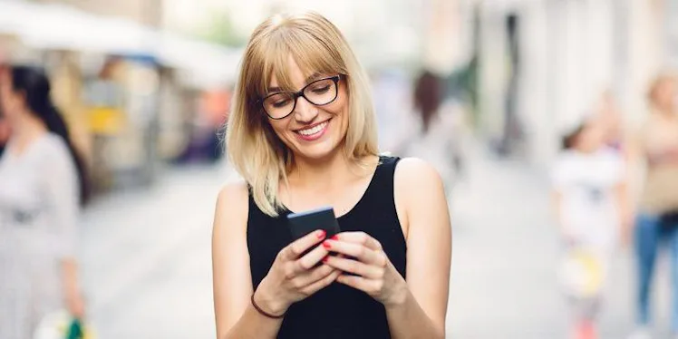 Texting In The Early Stages Of Dating Should Include These 5 Things