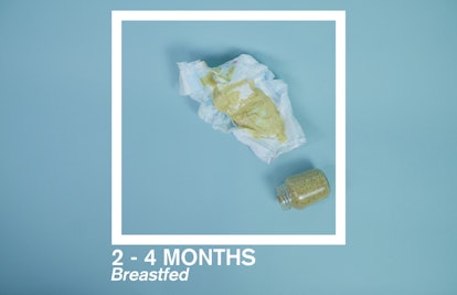 蓝色背景下是一只2-4个月大的婴儿便便的尿布