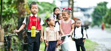 孩子们在尼泊尔填充一个水壶