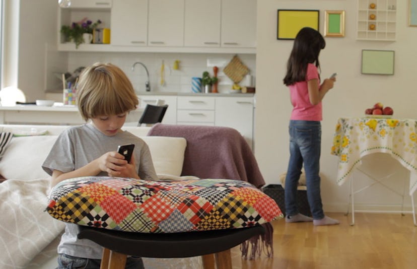 kids-with-smartphones-at-home