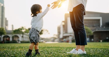 一个孩子为他们喜爱的父母。