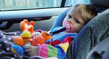 沮丧蹒跚学步的孩子在汽车座位