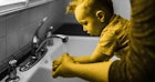 家长帮助孩子洗手预防流感。