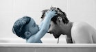 孩子与父亲在浴缸里洗澡