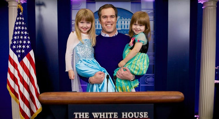 Peter Alexander with his daughters taking the Fatherly questionnaire