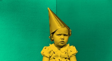 在绿色的背景上，一个黄色的孩子戴着生日帽