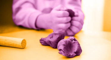 孩子的手在玩自制的橡皮泥。