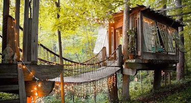 treehouse airbnb with string lights and bridge