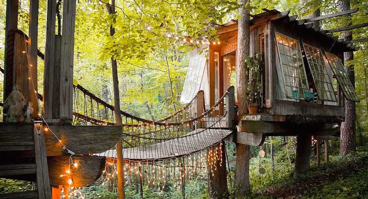 treehouse airbnb with string lights and bridge