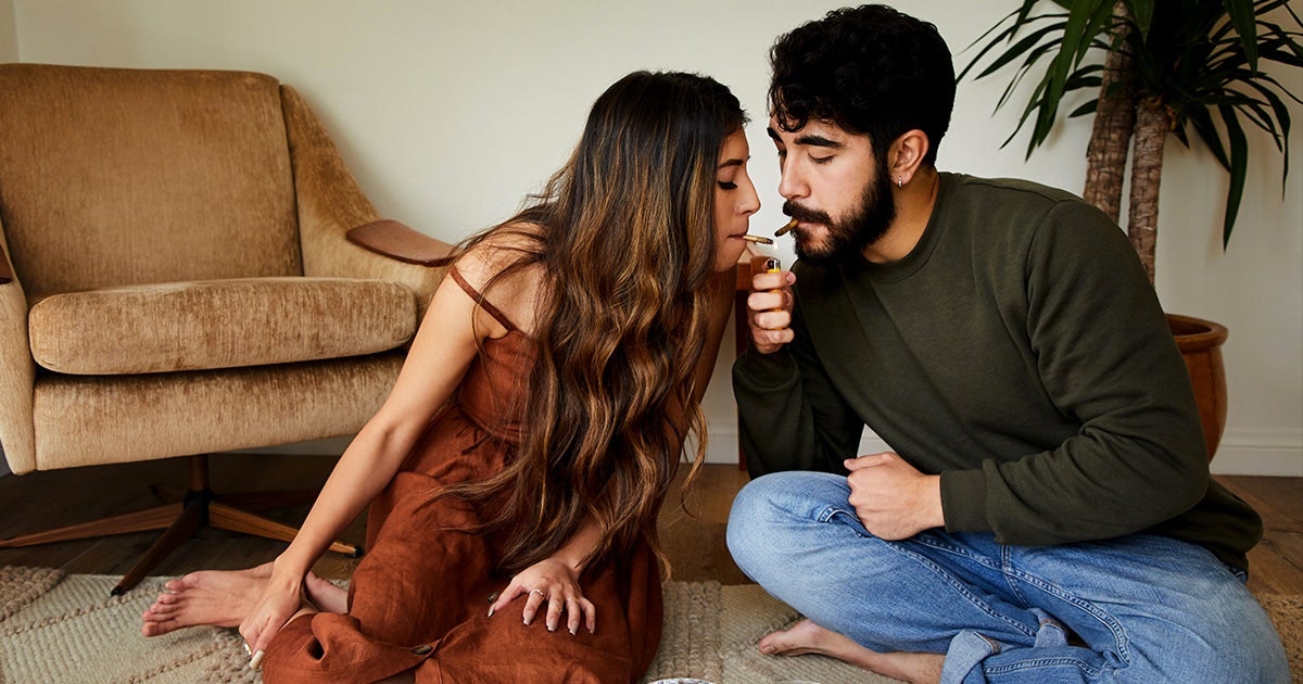 girlfriend smokes during sex