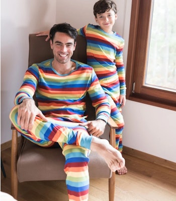 彩虹条纹家庭睡衣