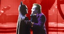 蝙蝠侠拿着小丑的翻领蒂姆·伯顿的“蝙蝠侠”