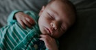 一个独特的小男孩穿着绿白条纹睡衣睡觉