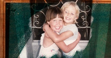 两个孩子拥抱。