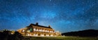 杜波依斯的布鲁克斯湖酒店和水疗中心，怀俄明州的夜晚，装饰的外部灯打开