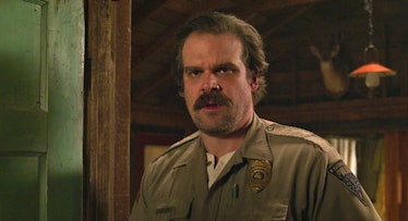 在《怪奇物语》第四季中，大卫·哈伯饰演身穿警服的吉姆·霍珀