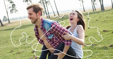 照片中的男人背着快乐的女人在外面