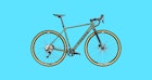 一辆亮蓝色背景的炭灰色碎石自行车
