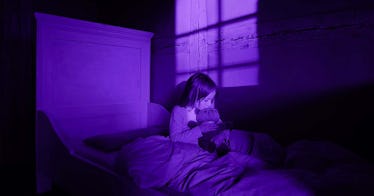 一个女孩在检疫拥抱一只泰迪熊