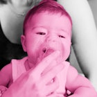 一位母亲用氧气面罩盖住患有呼吸道合胞病毒的婴儿的嘴