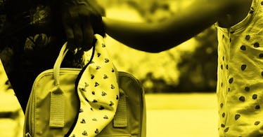 一位父亲和他的女儿走返校的恐惧和带着她的包