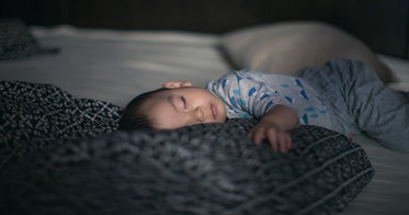 穿着蓝色睡衣睡在床上的婴儿