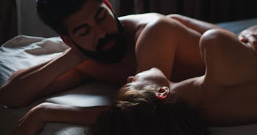 一对赤身躺在床上