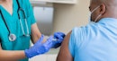 一名男子从戴着手套的医疗专业人员那里接受HPV疫苗。