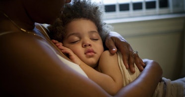 一个小女孩睡在母亲的胸部