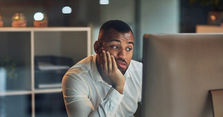 Man-staring-at-computer-looking-bored
