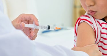 一个小男孩5岁以下接收COVID疫苗。