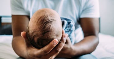 爸爸认为他的孩子在他的膝盖上