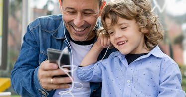 dad son listening to phone