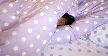 在床上沉睡的女孩