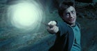 哈利·波特在外面一边念哈利·波特咒语，一边用魔杖射光。