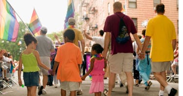 几个孩子和两个大人+同性恋群体游行牵手