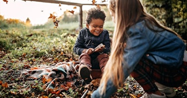 一个男孩和一个女孩一起在外面玩游戏万博体育app安卓版下载，笑着，周围都是秋天的迹象