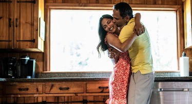 丈夫和妻子快乐拥抱在他们的厨房里。