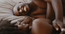 男人笑着躺在床上,他与他的妻子