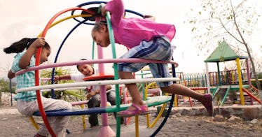 三个孩子fast-sp万博体育app安卓版下载rinning玩结构在操场上玩。