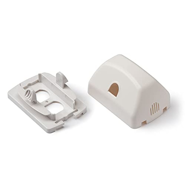 Outlet Cover with Cord Shortener by Safety 1st